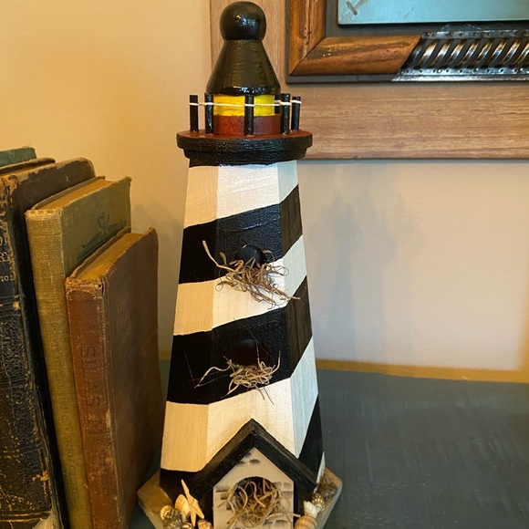 Birdhouse Handpainted. “Safe Travels” - Picture 3 of 9